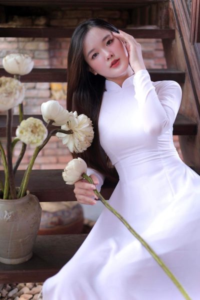 Áo dài trắng Vigo: Nét đẹp tinh khôi, thanh lịch

Áo dài trắng là một trong những trang phục truyền thống của người Việt Nam, mang vẻ đẹp tinh khôi, thanh lịch và dịu dàng. Áo dài trắng thường được sử dụng trong các dịp lễ hội, sự kiện quan trọng hoặc đơn giản là để chụp ảnh, đi chơi.

Dịch vụ cho thuê áo dài trắng của VIgo là một lựa chọn lý tưởng cho những ai muốn sở hữu một chiếc áo dài trắng đẹp, chất lượng mà không cần phải bỏ ra quá nhiều chi phí. Với nhiều năm kinh nghiệm trong lĩnh vực cho thuê trang phục, VIgo luôn mang đến cho khách hàng những sản phẩm tốt nhất với giá cả phải chăng.

Các mẫu áo dài trắng của VIgo

VIgo có nhiều mẫu áo dài trắng khác nhau, từ áo dài truyền thống đến áo dài cách tân, phù hợp với mọi vóc dáng và sở thích của khách hàng. Các mẫu áo dài đều được may từ chất liệu cao cấp, đảm bảo độ bền đẹp và thoải mái khi mặc.

Chất liệu áo dài trắng của VIgo

Chất liệu áo dài trắng của VIgo là một trong những điểm nổi bật của dịch vụ cho thuê áo dài của thương hiệu này. Chất liệu được VIgo sử dụng là chất liệu cao cấp, có độ mềm mại, mịn màng và không bị mỏng. Áo dài trắng của VIgo có màu trắng tinh khiết, giúp tôn lên vẻ đẹp dịu dàng, thanh lịch của người phụ nữ Việt Nam.

Form dáng áo dài trắng của VIgo

Form dáng áo dài trắng của VIgo cũng được thiết kế chuẩn, giúp tôn lên vóc dáng của người mặc. Áo dài có form dáng vừa vặn, không quá bó sát hay quá rộng, giúp người mặc thoải mái khi di chuyển.

Giá thuê áo dài trắng của VIgo

Giá thuê áo dài trắng của VIgo dao động từ 180.000 đồng đến 300.000 đồng/bộ, tùy thuộc vào mẫu mã và chất liệu của áo dài. VIgo thường có các chương trình khuyến mãi hấp dẫn, giúp khách hàng tiết kiệm chi phí.

Ưu điểm của dịch vụ cho thuê áo dài trắng của VIgo

Sản phẩm đa dạng, chất lượng cao
Giá cả phải chăng
Dịch vụ chuyên nghiệp, chu đáo
Hỗ trợ sửa áo trong ngày
Khách hàng đánh giá về dịch vụ cho thuê áo dài trắng của VIgo

Chị Nguyễn Thị Mai, một khách hàng của VIgo, chia sẻ: "Tôi rất hài lòng với dịch vụ cho thuê áo dài trắng của VIgo. Áo dài rất đẹp, chất lượng tốt và giá cả hợp lý. Nhân viên ở đây cũng rất nhiệt tình, giúp tôi lựa chọn được chiếc áo dài phù hợp với mình."

Chị Nguyễn Thị Ngọc, một khách hàng khác của VIgo, cho biết: "Tôi đã thuê áo dài trắng của VIgo cho đám cưới của con gái. Áo dài rất đẹp, vừa vặn và giúp con gái tôi trông thật xinh xắn. Tôi sẽ tiếp tục sử dụng dịch vụ của VIgo trong những dịp quan trọng sắp tới."

Nếu bạn đang tìm kiếm một chiếc áo dài trắng đẹp, chất lượng và giá cả phải chăng, thì dịch vụ cho thuê áo dài trắng của VIgo là một lựa chọn lý tưởng dành cho bạn.