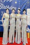 Dịch vụ cho thuê trang phục PG của Vigo – Sự lựa chọn hoàn hảo cho sự kiện tuyệt vời

Trong thế giới sự kiện, các hoạt động truyền thông, triển lãm và hội chợ thương mại, trang phục PG (Promotional Girls) đóng vai trò vô cùng quan trọng. Họ không chỉ là hình ảnh đại diện cho thương hiệu, sản phẩm hay dịch vụ mà còn giúp tạo dựng ấn tượng và thu hút sự chú ý từ khách hàng. Tuy nhiên, việc sở hữu một đội ngũ PG chất lượng và đa dạng trang phục là một nhiệm vụ không dễ dàng. Đó là lý do vì sao dịch vụ cho thuê trang phục PG của Vigo trở thành sự lựa chọn hàng đầu cho nhiều doanh nghiệp và tổ chức sự kiện.

Với kinh nghiệm và chuyên nghiệp, Vigo đã xây dựng được một bộ sưu tập trang phục PG đa dạng và phong phú, đáp ứng mọi yêu cầu và mong muốn của khách hàng. Từ trang phục nổi bật và sành điệu cho các sự kiện thời trang đến trang phục truyền thống, lịch sự dành cho các dịp tôn vinh văn hóa truyền thống, Vigo đều sở hữu đủ để đáp ứng mọi nhu cầu của khách hàng.

Một trong những lý do mà dịch vụ cho thuê trang phục PG của Vigo được nhiều người tin dùng đó là sự tận tâm và chuyên nghiệp của đội ngũ nhân viên. Họ luôn sẵn lòng lắng nghe và tư vấn khách hàng về các lựa chọn trang phục phù hợp nhất với chủ đề sự kiện và yêu cầu cụ thể. Đồng thời, Vigo cũng cam kết cung cấp trang phục chất lượng cao, luôn được kiểm tra và bảo quản cẩn thận để đảm bảo sự hoàn hảo và sự tự tin cho PG trong mỗi dịp xuất hiện.

VIGO chuyên cung cấp các mẫu trang phục PG cho những sự kiện lớn, mẫu mã đã dạng phong phú . Quý khách liên hệ 0932727355 để được tư vấn và báo giá

Không chỉ đơn thuần là dịch vụ cho thuê trang phục, Vigo còn là đối tác đồng hành của khách hàng trong quá trình tổ chức sự kiện. Từ việc lựa chọn trang phục, tư vấn về trang điểm, phối đồ cho PG đến cách tổ chức và thiết lập sân khấu, Vigo sẵn sàng hỗ trợ và đảm bảo mọi chi tiết diễn ra một cách suôn sẻ và thành công.

Dịch vụ cho thuê trang phục PG của Vigo không chỉ dành cho các doanh nghiệp lớn mà còn phù hợp với mọi quy mô sự kiện, từ nhỏ đến lớn. Không chỉ giúp tiết kiệm chi phí cho việc sở hữu và bảo quản trang phục, mà còn giúp doanh nghiệp tập trung vào việc tổ chức và thực hiện sự kiện một cách chuyên nghiệp nhất.

Dịch vụ cho thuê trang phục PG của Vigo là sự lựa chọn hoàn hảo cho mọi doanh nghiệp và tổ chức sự kiện mong muốn có một đội ngũ PG chuyên nghiệp, đa dạng và ấn tượng. Với chất lượng trang phục, dịch vụ tận tâm và tư vấn chuyên nghiệp, Vigo đem đến sự hài lòng và thành công cho mỗi sự kiện đáng nhớ.

LIÊN HỆ – VIGO

ĐC: 20 Phạm Ngũ Lão, Phường 4, Quận Gò Vấp, HCM
DĐ: 0932 727 355 (Zalo,Viber)
Email: bichkimqn@gmail.com